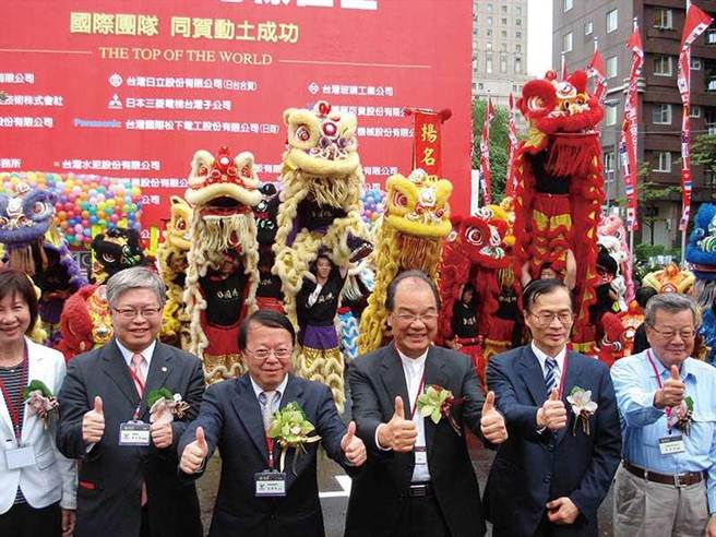 當年「國硯」的動土典禮場面盛大，國揚董事長林子寬、國揚創辦人侯西峰、英業達集團會長葉國一、土銀董事長王耀興及中鋼構董事長陳振榮等重要人物齊聚一堂。（由左而右：林子寬、侯西峰、葉國一、王耀興、陳振榮）（圖／報系資料庫）