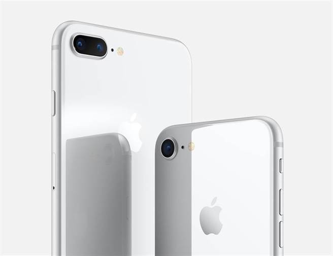 iPhone 8 與 iPhone 8 Plus 銀色版本。蘋果第 2 代 iPhone SE 推出後，iPhone 8 系列全數自官網下架，等於 5.5 吋機種全數從蘋果官網消失。(摘自蘋果官網)