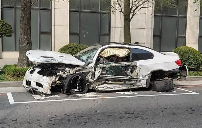 19歲男撿手機誤踩油門bmw撞爛轎車 社會 中時