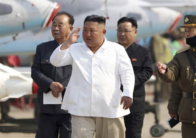 北韩最高领导人金正恩检阅空军基地的资料照。（朝中社）