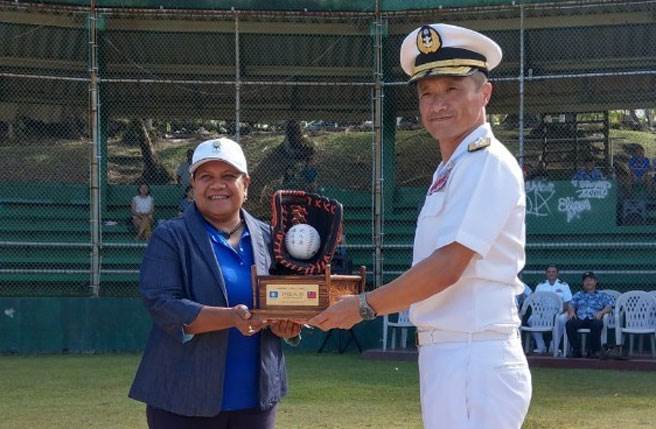 敦睦舰队访问帛琉期间举行垒球友谊赛，陈道辉（右）致赠球具给帛琉社区文化部部长Baklai Temengil-Chilton。图/中华民国驻帛琉大使馆