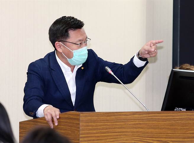 民进党立委赵天麟痛批陈道辉少将哭哭啼啼不是男子汉，遭起底自己去年也在议场上哽咽 (图／姚志平摄)