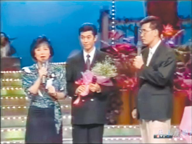 蔡小虎（中）當年參加邱碧治（左）、廖偉凡主持的《五燈獎》。（摘自YouTube）