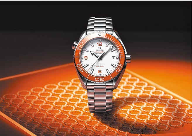 歐米茄Seamaster海馬系列Planet Ocean 600同軸擒縱大師天文台腕表，橘色陶瓷表圈搭白色陶瓷表盤，21萬2000元。（OMEGA提供）
