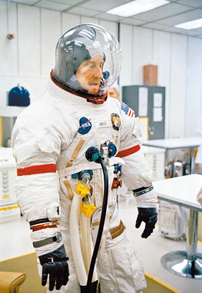 帶領「阿波羅13號」成功返航的指揮官James Lovell，當時佩戴歐米茄超霸腕表。（NASA提供）