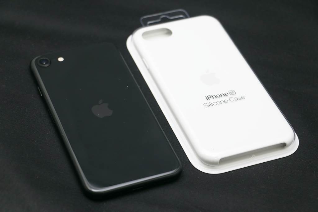 新iPhone SE與專屬矽膠保護殼（蘋果官網已上架）。（黃慧雯攝）
