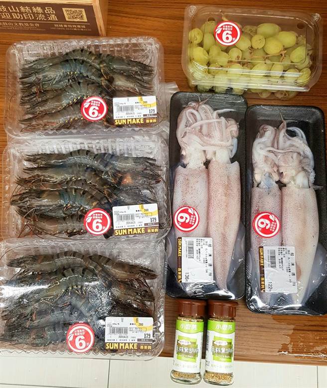全联6折时段曝光，男埋伏抢到草虾和透抽，超划算价格惹网羡。（图／翻摄自我爱全联-好物老实説）