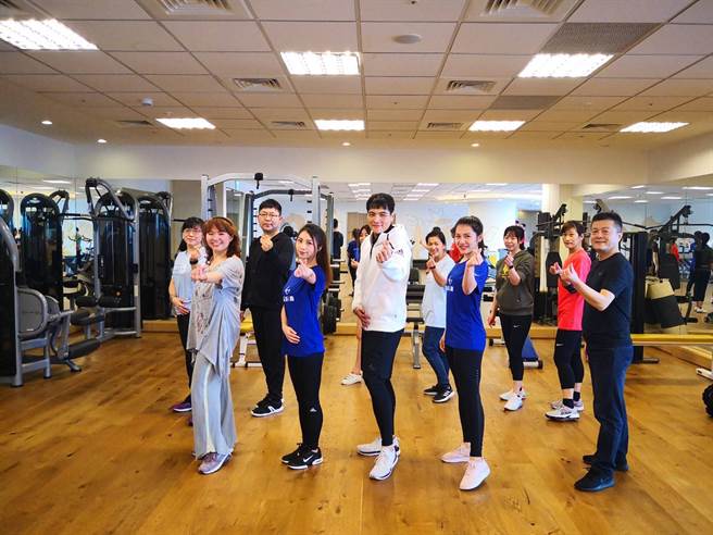 全球人寿拍摄防疫宣导影片，结合洗手七字诀教同仁大跳洗手舞，提醒正确洗手步骤。（全球人寿提供）