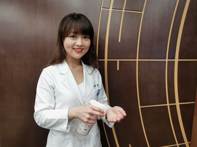 全球人寿护理师张颖晅(Nancy)教导同仁，在无法湿洗手的情况下，如何以75％酒精进行乾洗手。（全球人寿提供）

