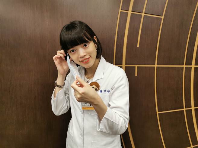 全球人寿护理师洪郁婷(Sophia) 说明如何辨认口罩的正反面及穿脱口罩注意事项。（全球人寿提供）