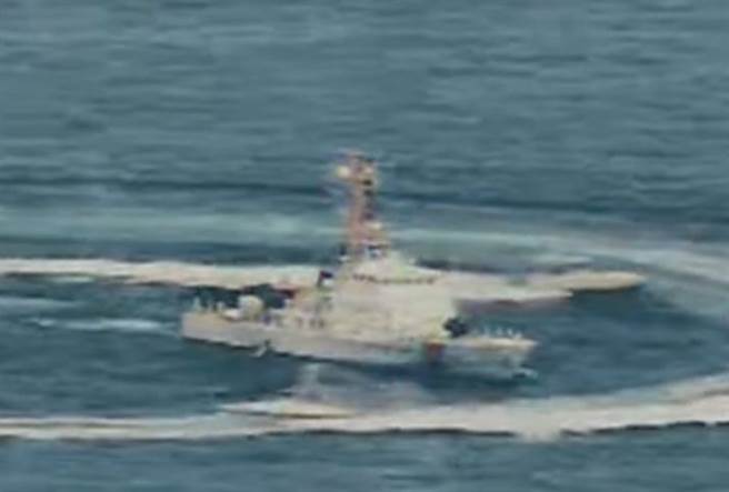 伊朗伊斯兰革命卫队海军（Iranian Islamic Revolutionary Guard Corps Navy，IRGCN）舰艇15日在北阿拉伯湾（Arabian Gulf）危险进逼美国军舰。（美国海军）