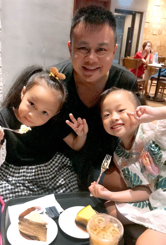 为了心爱的家人，陈文胜(图中)毅然创业成立永庆不动产八德广丰桃智加盟店，拿回人生和财富的主导权，以及更多陪伴家人的时间。