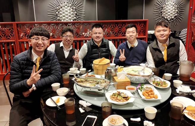 八德广丰桃智加盟店全体同仁在开幕首月，不仅店业绩达200多万元，更有1位伙伴单月薪资已追上前东家6个月的水准！