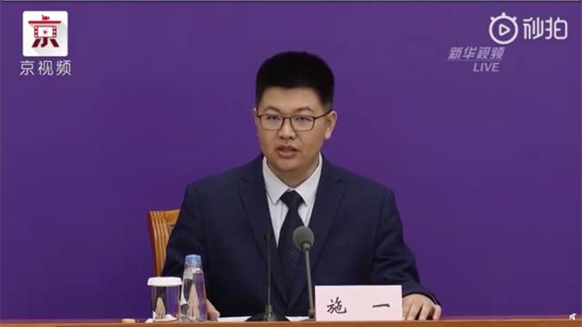 大陆中国科学院专家施一表示，高温是会影响病毒活性，但新冠病毒主要以飞沫与接触传染，气温升高对其传播影响不大。（图／新京报视频截图）