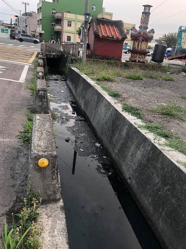 好噁啊 新冠肺炎環境大消毒卻放著排水溝浮廢油飄垃圾 生活 中時