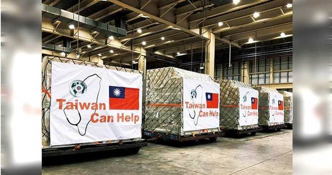 3月18日时，外交部长吴钊燮宣布，台美签订共抗新冠肺炎共同声明，台湾每周捐给美国10万片口罩，然后美国将会为台湾保留30万件防护衣原料。（图／翻摄自外交部Twitter）