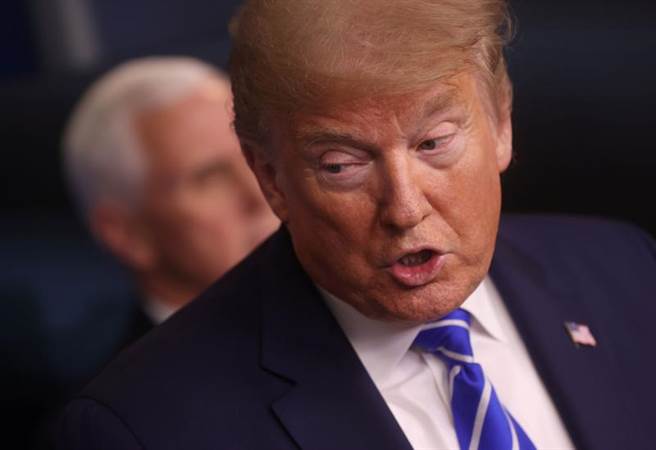 美国总统川普4月23日在白宫新冠肺炎简报会中发言的神情。（路透）