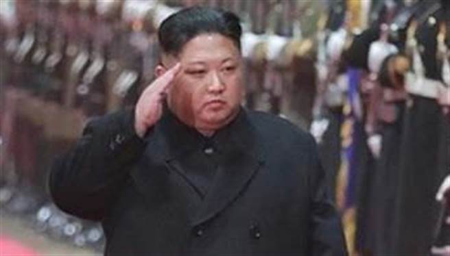 俄罗斯大使馆向金正恩致赠花篮。（央视截图）