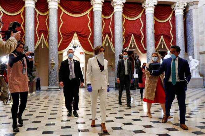 美眾院议长裴洛西(中)用围巾充当口罩与戴口罩的工作人员正准备进入议场，现在美国专家以数学模型推断，新冠疫情可能在更早之前就已在美国各大城市悄悄传播。（图／路透）