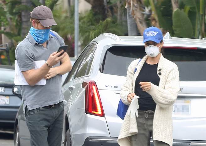 梅根和夫婿哈利已迁居加州洛杉矶，由于美国新冠肺炎疫情蔓延，图为他们4月19日戴着口罩，在洛杉矶送餐，从事慈善活动的画面。（达志图库/TGP）