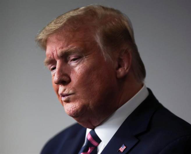 美国总统川普24日在白宫新冠肺炎简报会中拒绝接受提问，短短22分钟便拂袖而去。（路透）