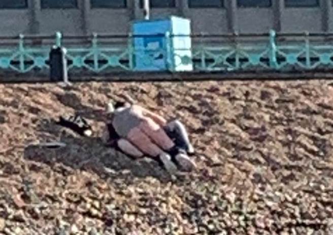 英国一对情侣上午八时不到就在沙滩上做「衝刺」(图／翻摄自网路)