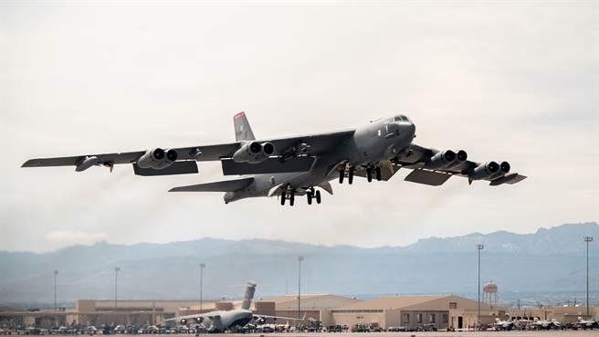B-52「同温层堡垒」（Stratofortresses）轰炸机从内华达州奈里斯空军基地（Nellis Air Force Base）起飞的资料照。（美国空军）