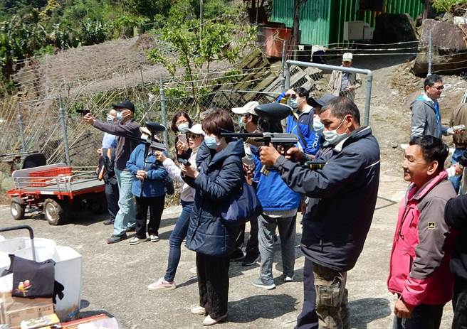 农民操作防猴漆弹枪。（北市动保处提供／谭宇哲台北传真）