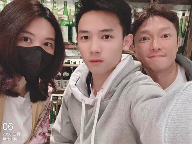 谢祖武17岁儿子Junior首次曝光，果然有爸爸的优良基因，有脸蛋清秀、白皙皮肤和精致五官，帅气爆表。(图/ 摘自谢祖武脸书)