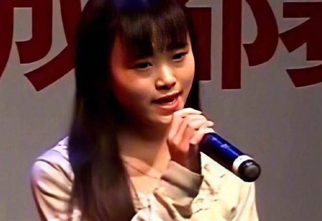 鞠婧祎黑歷史照疯传。(取自微博)