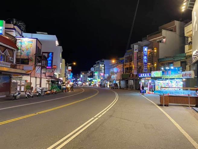 脸书《屏东点》贴出周五晚间的垦丁大街，街上几乎没有观光客，超过一半商家拉下铁门歇业，与一般屏东乡村街道已无二异 (图／屏东点脸书)