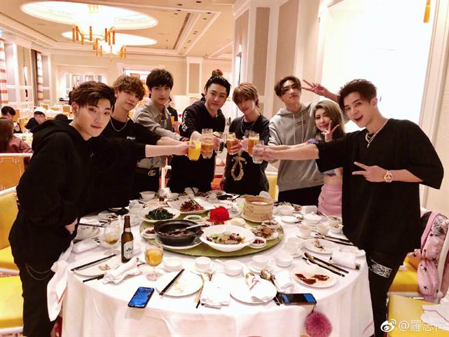 网友起底罗志祥昔日PO出的多人合照，身边位置总是恺乐。(取自罗志祥微博)