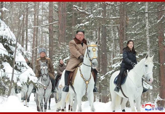 北韩领导人金正恩（中）曾率将领，与妻子李雪主（右）骑马登白头山。（朝中社）