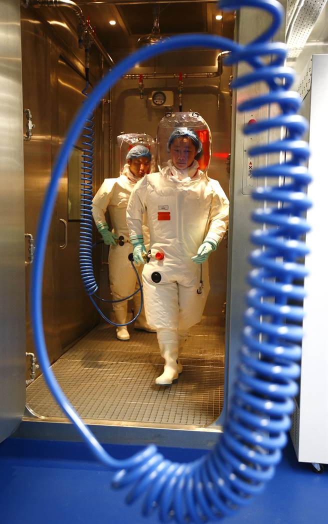 由法國協助在武漢病毒研究所建造的亞洲首座P4病毒實驗室，在這次的新冠病毒疫情中一直被懷疑與病毒的來源有關。圖為P4實驗室進行安全演練。（圖／新華社）