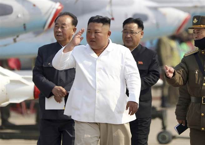 北韓最高領導人金正恩檢閱空軍基地的資料照。（朝中社）