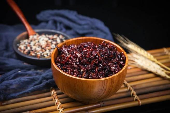 大陆领导人多长夀，御用营养师透露吃更多的粗粮、更少的肉类是关键。（达志影像／shutterstock)