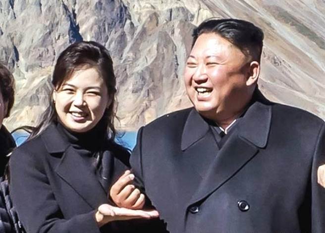 传北韩领导人金正恩命危，有关接班人的传闻甚嚣尘上，图为2018年9月金正恩夫妇以天池为背景拍照，用手搭出一个心形。(资料照/韩国总统府提供)