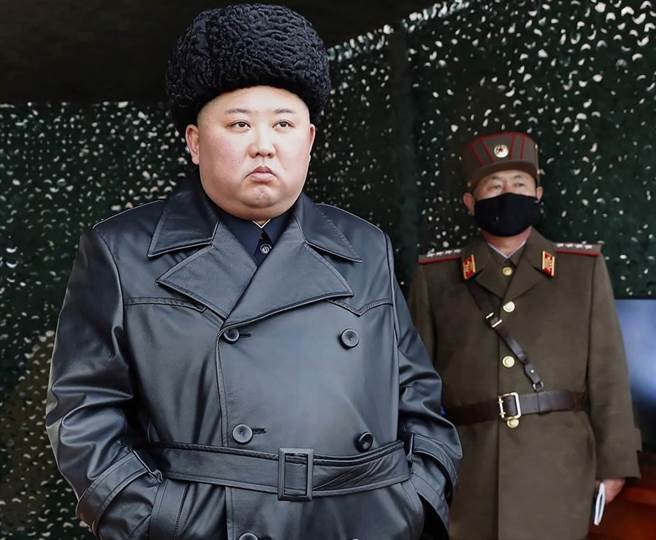 北韓最高領導人金正恩2020年3月2日視察軍演的神情。（朝中社）
