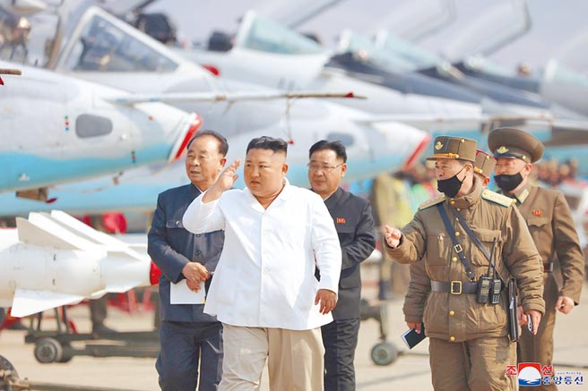 北韩朝中社4月12日刻意刊出领导人金正恩视察空军机场的照片，间接澄清外界对于金正恩健康情况的各种传闻，但照片并未注明日期。（路透）