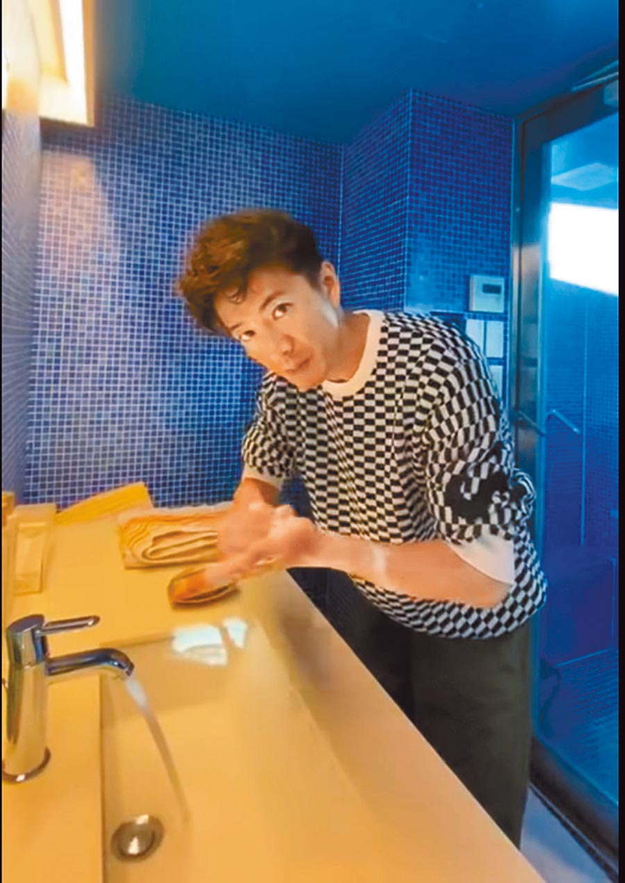 木材拓哉線上示範洗手，籲「保護自己就是保護珍愛的人」。（摘自YouTube）