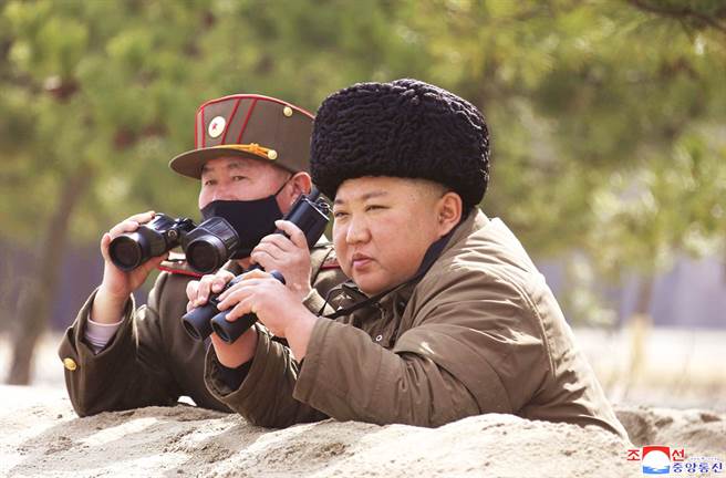 脱北高官分析，金正恩可能是在14日北韩发射飞弹时发生意外。图为金正恩视察军事训练的资料照。（资料照／美联社、朝中社）