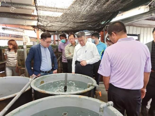 柯文哲昨到屏东枋寮关心渔民。（图／摘自冯启彦脸书）