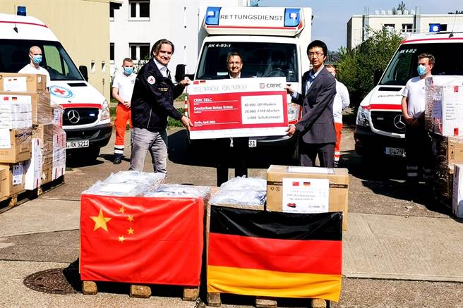 德国政府内部信件曝光，证实北京藉由新冠肺炎疫情推行宣传活动，找上德国官员美言防疫工作。图德国红十字会接受陆企捐赠医疗物资的资料照。（资料照／新华社）