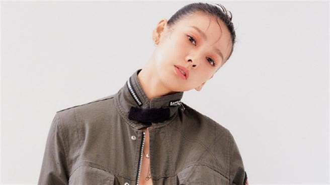 李孝利私照流出！躺地秀「完美臀型」引万讚（图／IG@marieclairekorea）