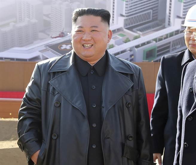 北韩最高领导人金正恩2020年3月17日在平壤出席医院破土典礼的画面。（朝中社）