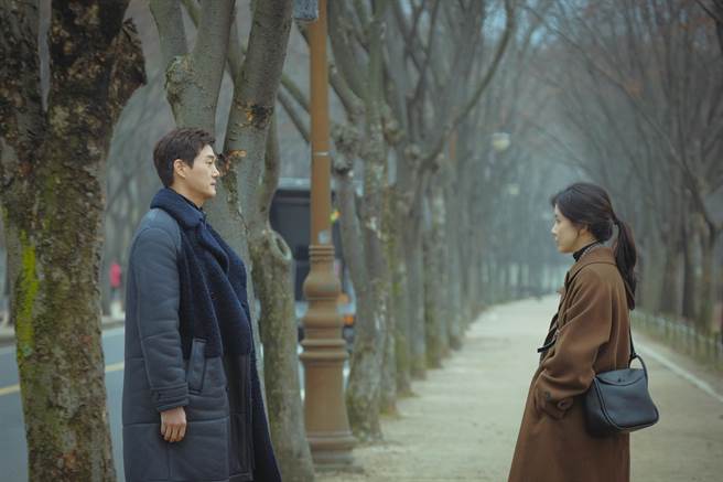 李寶英（右）在韓劇《花樣年華》重逢初戀劉智泰秒掉淚。（friDay影音提供）