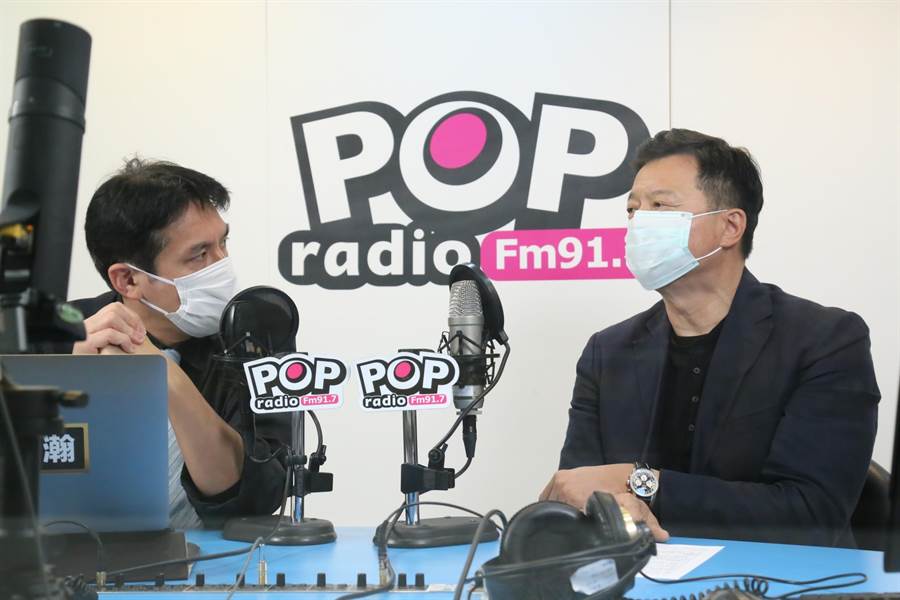前台北縣長周錫瑋接受POP Radio《POP撞新聞》主持人黃暐瀚專訪。（POP Radio《POP撞新聞》提供）
