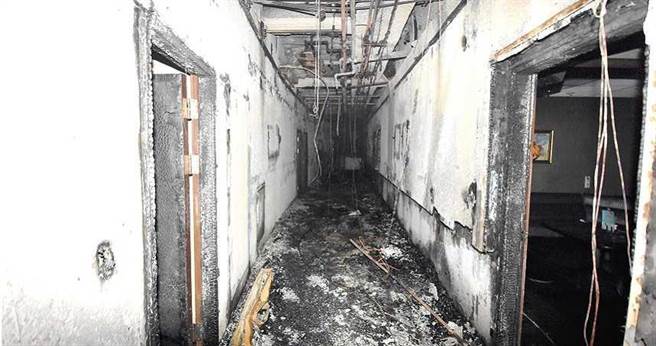 在4大疏失下，钱柜林森店烧成废墟惨不忍睹，有5条生命在此消失。（图／消防局提供）