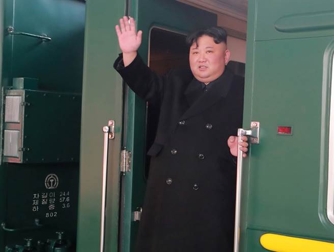 北韩最高领导人金正恩2019年2月准备前往越南河内，和美国总统川普举行二度峰会时，在专用列车上挥手的资料照。（达志图库/TGP）