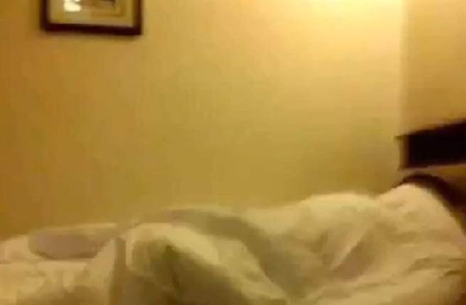 网传「小猪与蝴蝶亲密」片，开头疑似某房间床铺，灯光幽暗，让人引人遐想。（截自网路影片）